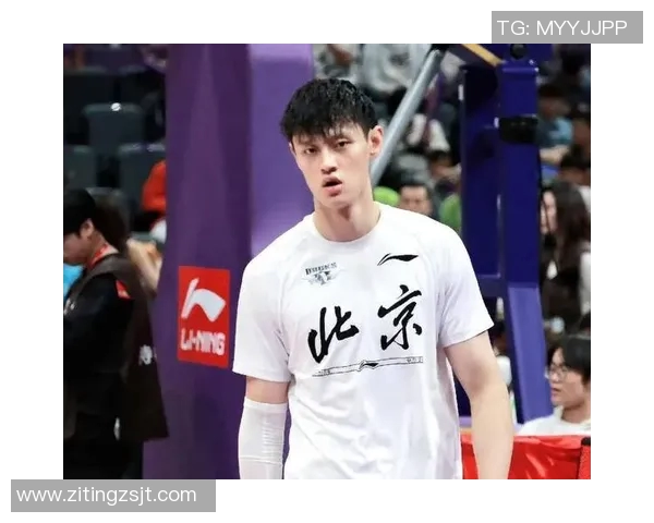 曾凡博场均72篮板展现出色表现助力球队争夺胜利 曾凡博场均72篮板展现出色表现助力球队争夺胜利